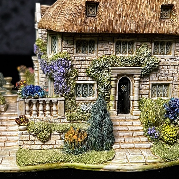 Lilliput Lane | River Meadow Manor | Collectors' Club - Picture 13 of 15